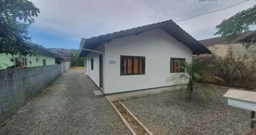 Casa com 3 quartos para alugar na Rua Xanxerê, 645, Saguaçu, Joinville