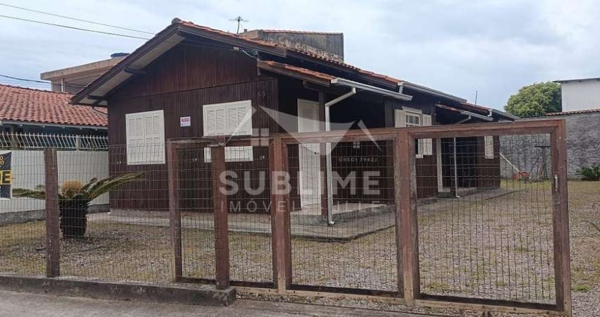 Casa em Laguna SC com 04 Quartos
