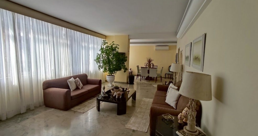 Amplo e Ensolarado Apartamento a 50 metros da Praia!