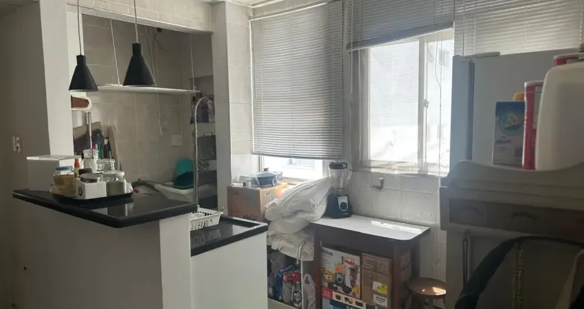 Boqueirão — 1 dormitório reformado | vaga coletiva | meia quadra da praia