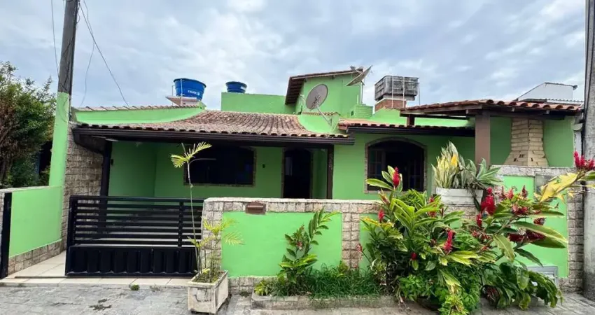 Casa linear em condomínio com quintal privativo. possui 3 quartos sendo 1 suítes mais pequeno escritório perto da lagoa e shopping