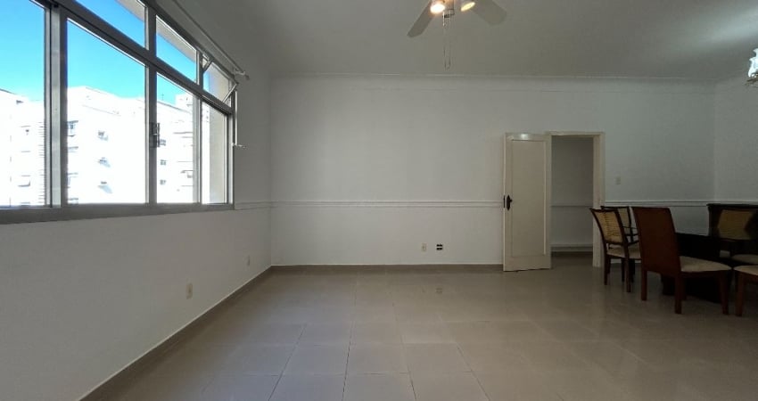 Apartamento amplo no coração do Gonzaga, 200 metros da praia , prédio de moradores fixos de frente.