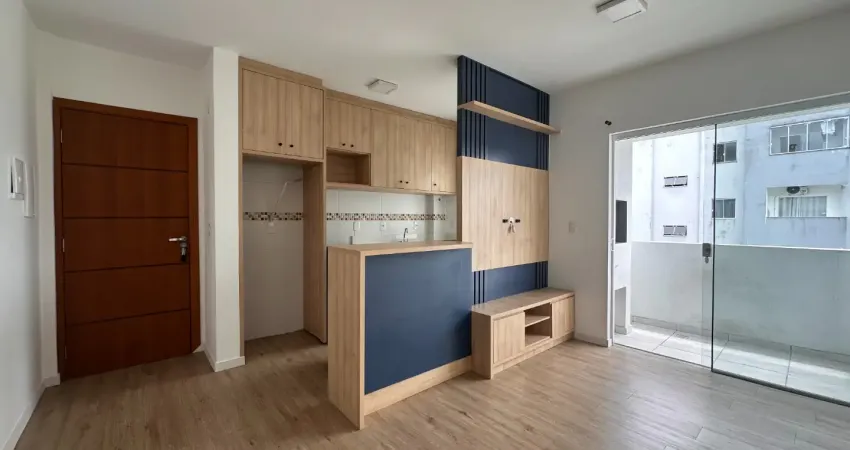 Apartamento semi mobiliado com 2 quartos, sacada com churrasqueira para locação no bairro vila nova só 1.600.+txs