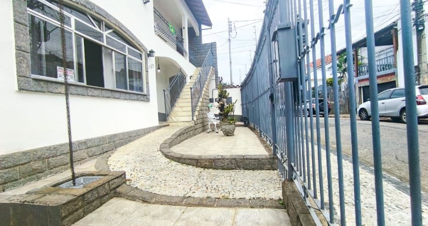 Duas casas à venda  para quem deseja morar perto de seus familiares. Por  R$ 1.800.000,00