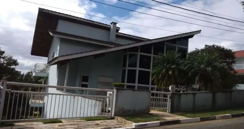 SOBRADO À VENDA NO CONDOMÍNIO ARUJÁZINHO III - 3 SUÍTES - PISCINA - CHURRASQUEIRA - QUINTAL - 6 VAGAS.