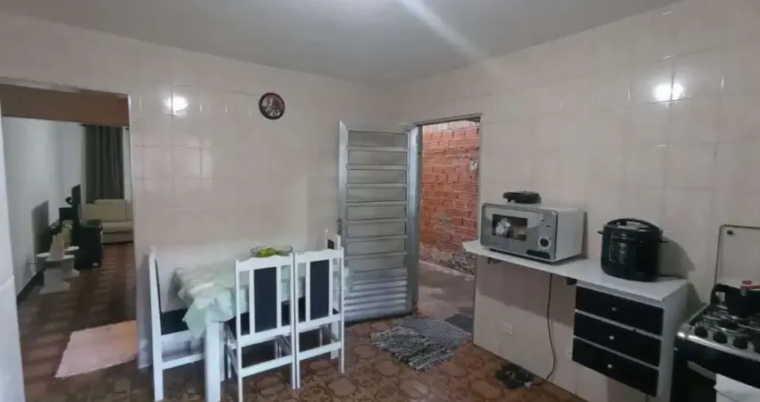 Sobrado localizado no jardim santa cecília com 2 vagas de garagem com portão automático (novo) . o terreno 6,00 x 25,00 conta com 2 imóveis no terreno com possibilidade de mais construção.