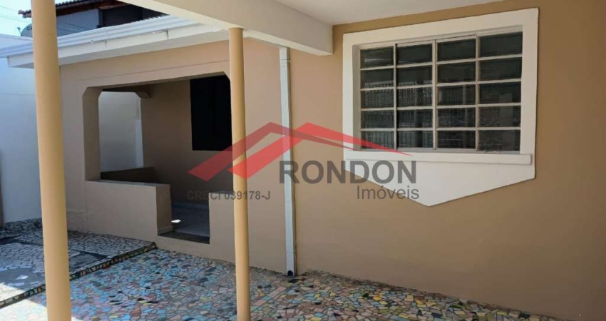 Casa térrea reformada na Vila São Jorge. Possui 2 dormitórios e 3 vagas