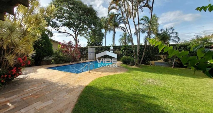 VENDO EXCELENTE CASA EM CAMPINAS NO GRAMADO EM BUCÓLICO CONDOMÍNIO COM TRÊS QUARTOS SENDO UMA SUÍTE E PISCINA.
