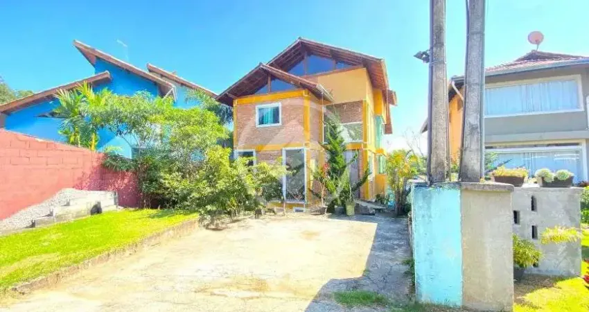 Vendo casa em condomínio fechado - com 3 suites - fundo para reserva ambiental - cotia - uma casa pa