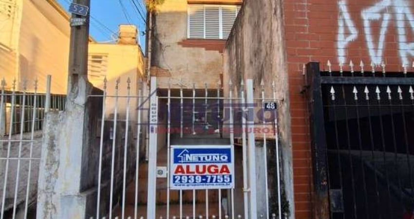 Casa com 1 quarto grande, cozinha, banheiro e área de serviço. Opção de vaga coberta por R$ 200,00