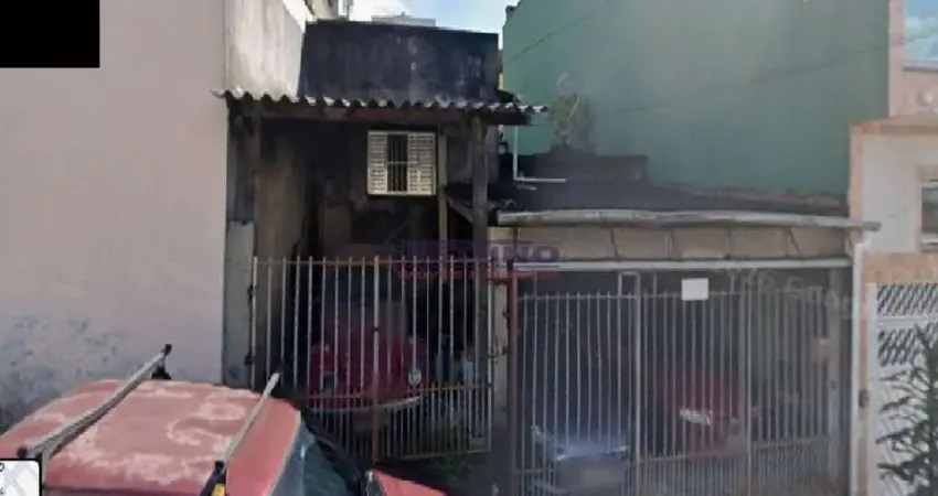 Casas para reforma ou terreno para construção com 8 mts de frente, 22 mts de fundos, em ótimo local.