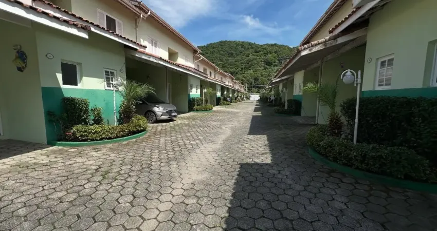 Casa em condomínio fechado no centro de monagaguá 2 dorrmitórios