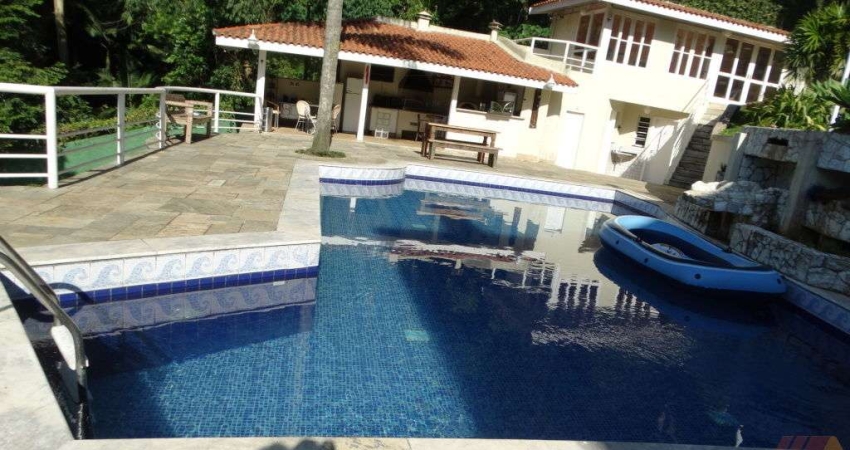 Mansão com 4 suites, piscina e 10 vagas - pé da Serra da Cantareira em rua sem saída