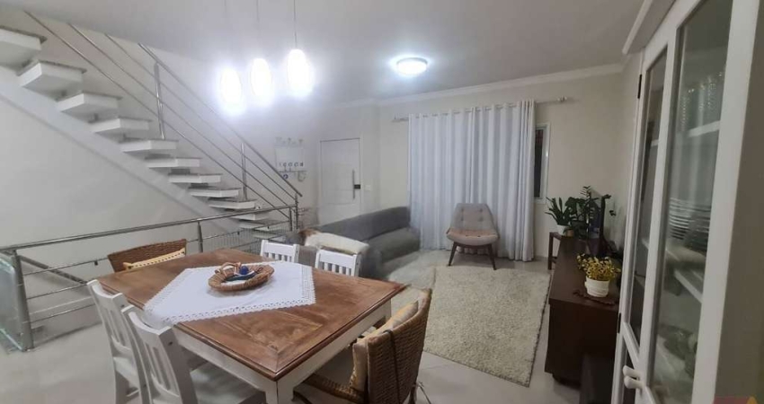 Casa Assobradada com 3 dormitórios e 1 suíte no Bairro Água Fria á venda