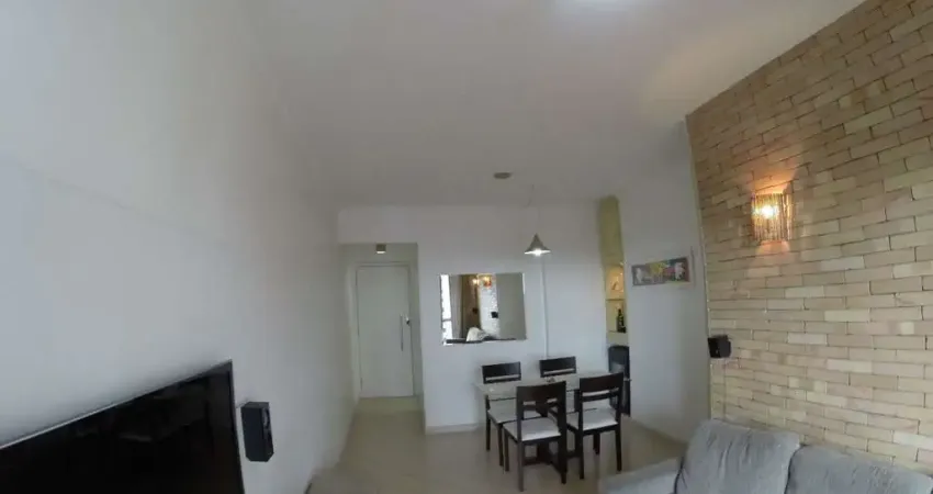 Imóvel aconchegante à venda com 2 quartos, sendo 1 suíte, e 2 banheiros no total.