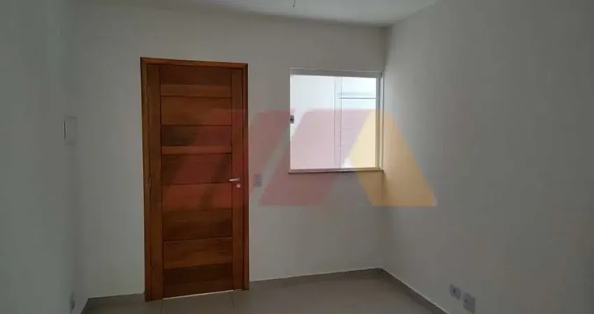 Apartamento de 2 dormitórios, sala ,cozinha, banheiro e lavanderia com armários.