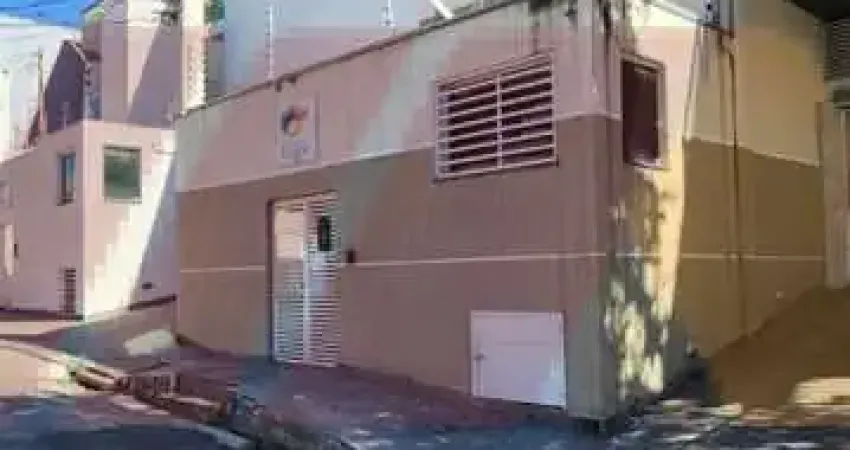 Sobrado em condomínio fechado com 3 dormitórios, sendo 1 suíte e 2 vagas, na Vila Mazzei.