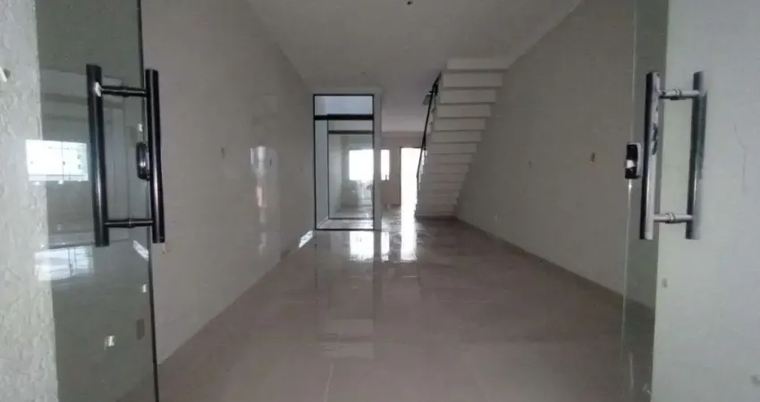 Sobrado novo com 3 quartos, área gourmet e 2 vagas – pronto para morar!