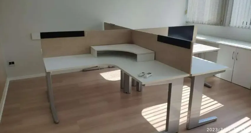 Sala totalmente reformada e mobiliada com aproximadamente 50 m2.