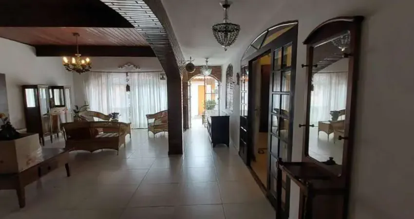 Casa com 3 dormitórios, sala para 2 ambientes, 2 banheiros, cozinha, área de serviço e 2 vagas de garagem.