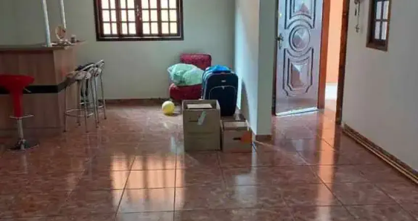 Casa com 3 dormitórios 1 suíte , sala de jantar , sala de star, lavabo, cozinha com moveis planejado, dispensa, churrasqueira, quintal bem