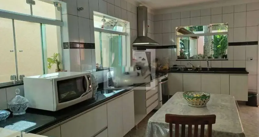 Linda casa 3 dormitórios com suíte 3 vagas de garagem com um belo quintal e churrasqueira