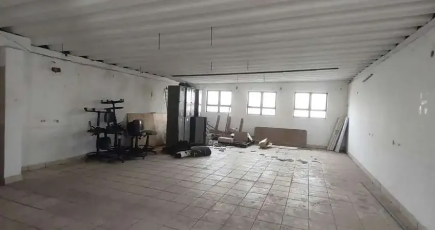 Aluga-se ou vende prédio comercial ou residencial para alojamento, 350 m², 03 salões amplos, 04 salas amplas, 08 banheiros.