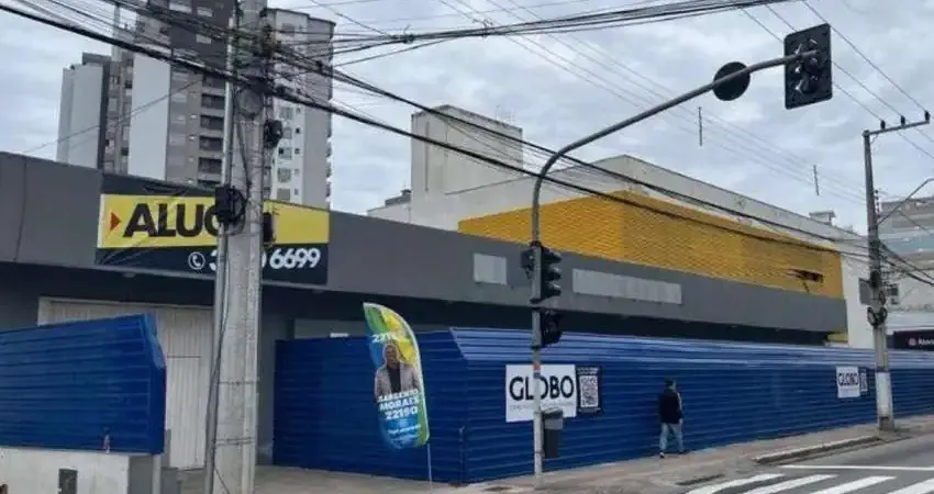 Galpão para locação no Estreito, Florianópolis: 3.009m² de área útil. Ideal para depósito ou armazém.
