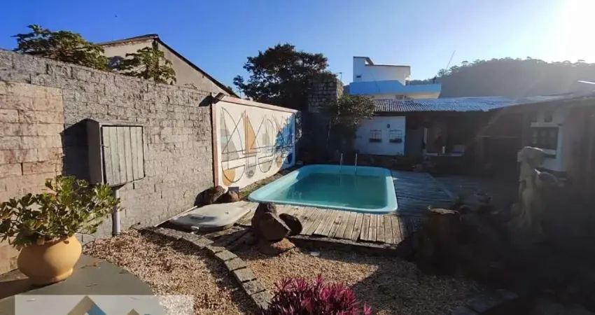 Casa à venda em Ingleses, Florianópolis: 3 dormitórios, 2 suítes, 4 banheiros por R$750.000. Confira!
