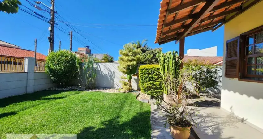 Descubra o verdadeiro significado de viver bem nesta casa encantadora localizada no coração dos ingleses do rio vermelho, em florianópolis. com 175m² de área útil, o imóvel oferece todo o conforto e p