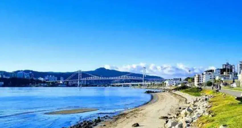 Descubra o privilégio de viver no edifício hamilton araújo top residence, um dos empreendimentos mais desejados do estreito, em florianópolis. este espetacular apartamento à venda oferece 199,68m² de