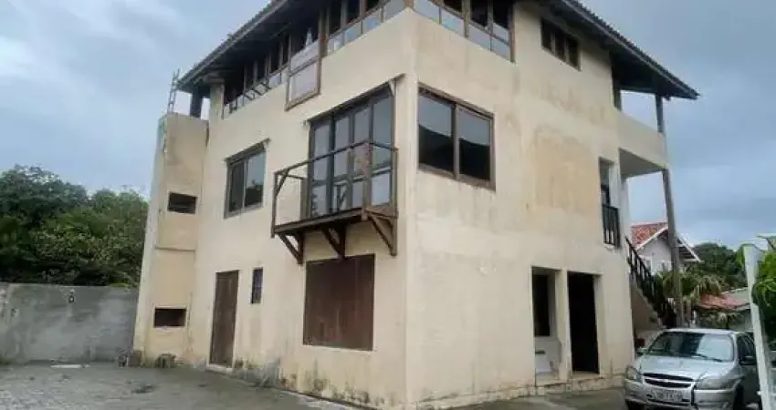 Alugue apartamento 3 dormitórios no santinho, florianópolis. 1 banheiro, excelente localização. r$2500/mês.