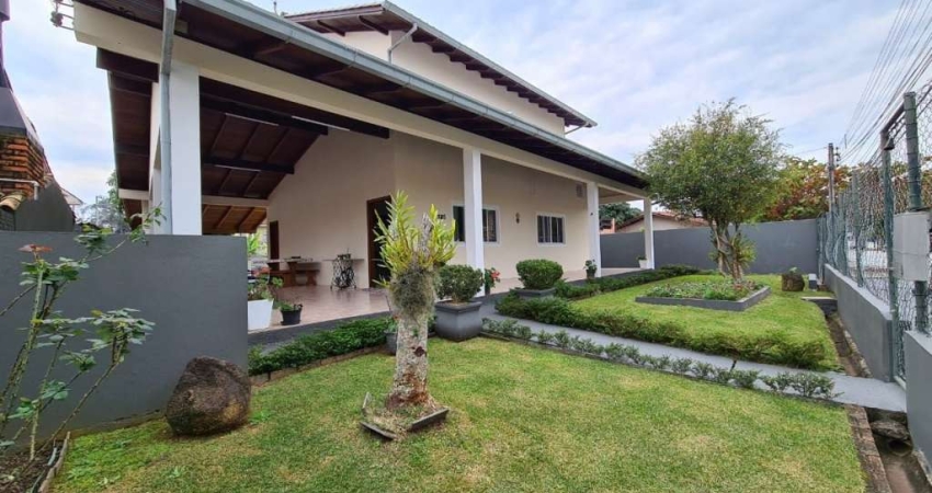 Sobrado à venda em Ponta das Canas, Florianópolis: 250m², 3 dormitórios, 2 suítes, por R$1.800.000.