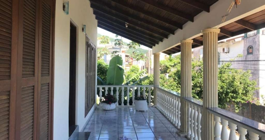 Casa à venda nos Ingleses, Florianópolis: 300m², 6 dormitórios, 2 suítes, 2 banheiros. Aproveite!