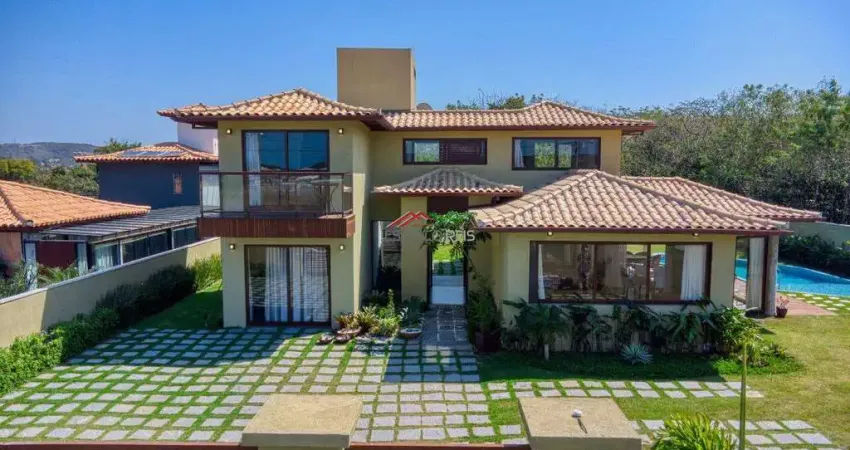 Linda casa recém construída em terreno de 1000M², com 05 suítes, piscina e área gourmet, no Centro da Cidade, a 950m da rua das Pedras