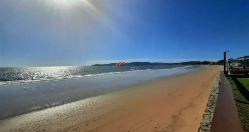 Casa em condomínio pé na areia com 03 suítes em Manguinhos Búzios