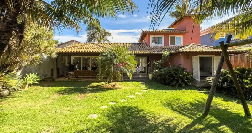 Casa em Manguinhos com 4 suítes dentro de condomínio com infra completa