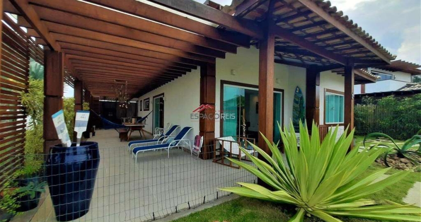 Ótimo imóvel para aluguel, com 03 suítes, lindo espaço gourmet e amplo quintal gramado em Manguinhos, dentro de condomínio