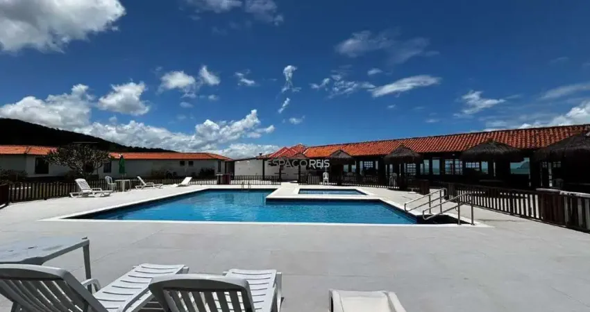 Casa à venda com 5 suítes dentro de condomínio pé na areia na marina em buzios