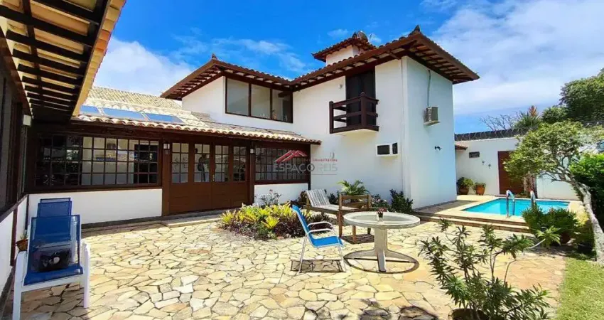 Casa em condomínio com 05 quartos e piscina em Manguinhos Búzios