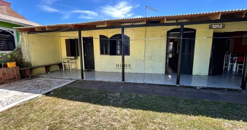 Dois geminados no pátio à venda