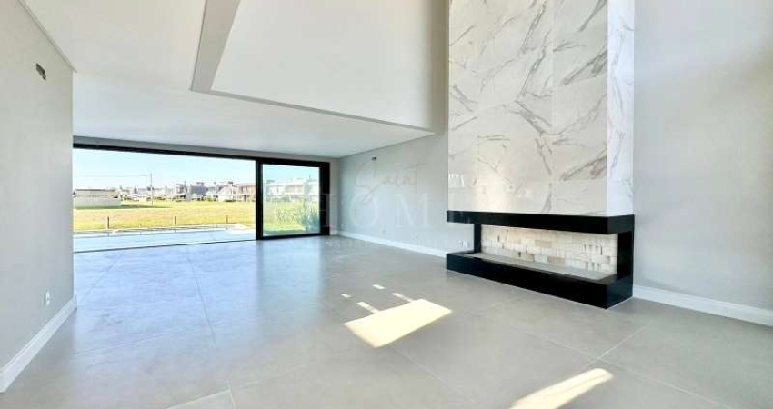 CASA COM 4 SUITES EM CONDOMINIO!