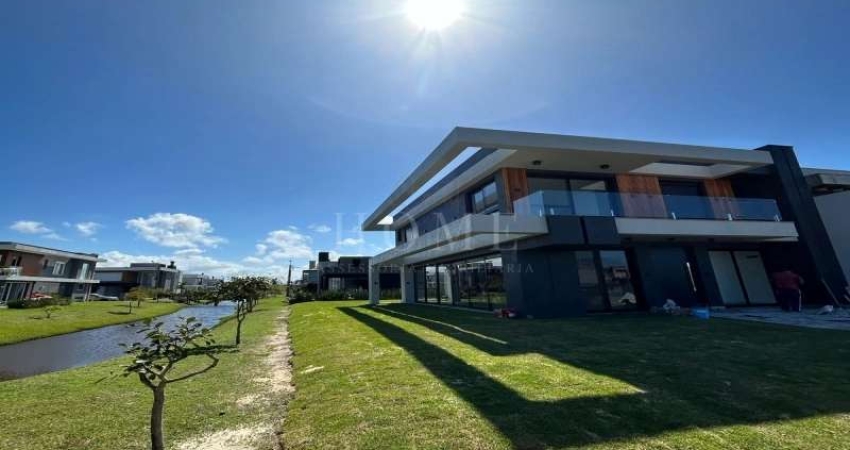 CASA EM CONDOMÍNIO, COM 4 SUÍTES, MOBILIADA E DECORADA!