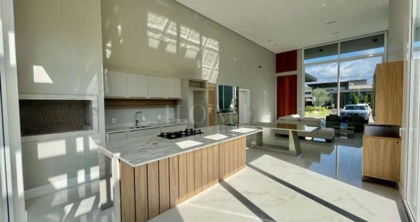 CASA COM 4 DORMITÓRIOS, 4 SUITES BEM LOCALIZADA!
