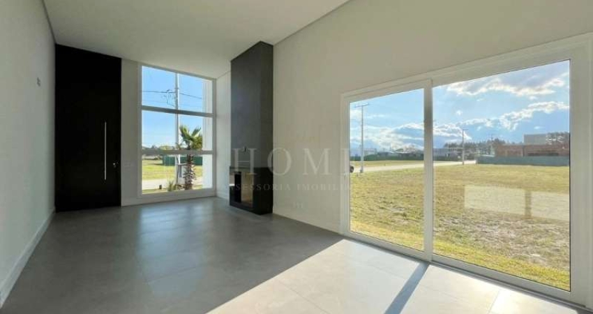CASA COM 3 DORMITÓRIOS EM CONDOMINIO!