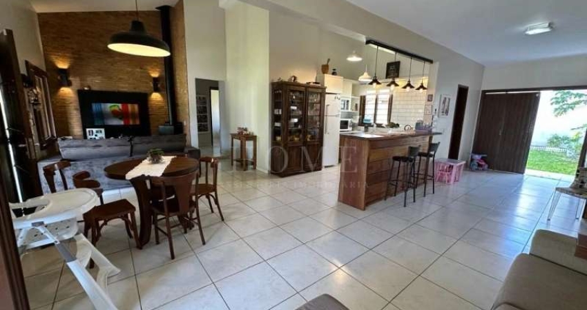 CASA COM 3 DORMITÓRIOS