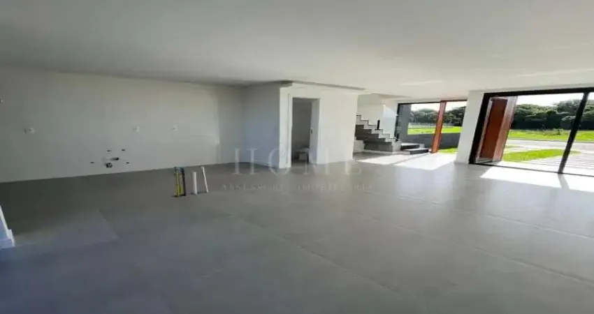 CASA GEMINADA COM 3 DORMITORIOS, 3 SUITES, BEM LOCALIZADA!