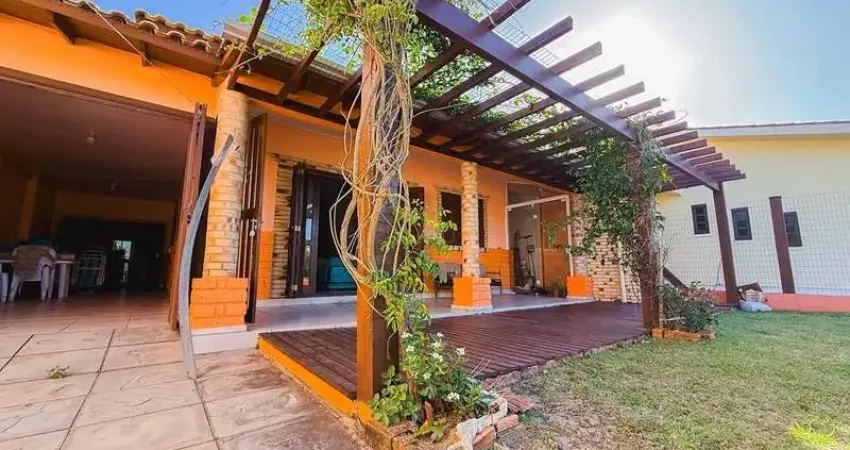 Residência com anexo próximo ao mar – apenas 100m da beira-mar!