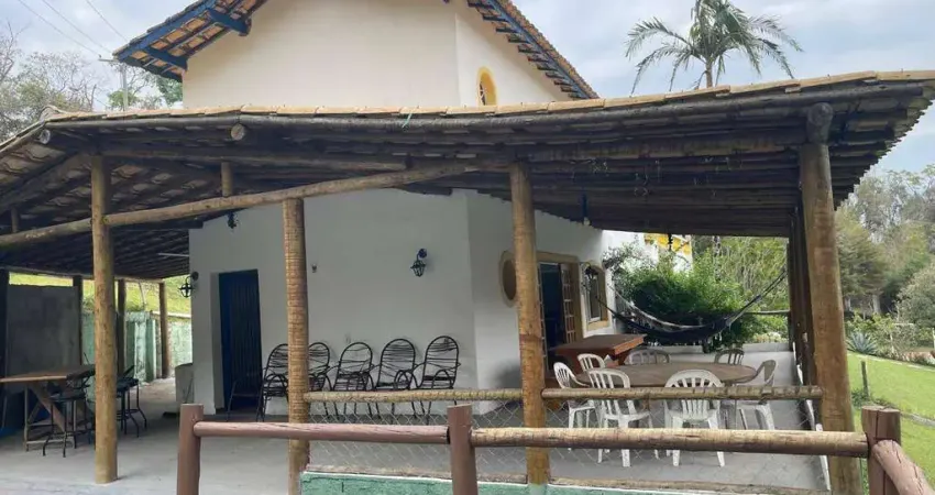 Linda chácara com 2.500 m²/ casa sede/ nascente à venda em condomínio fechado em atibaia