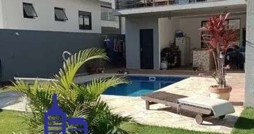 LINDA CASA DE 3 SUITES/4 VAGAS/ PISCINA E ÁREA GOURMET À VENDA EM CONDOMÍNIO EM ATIBAIA